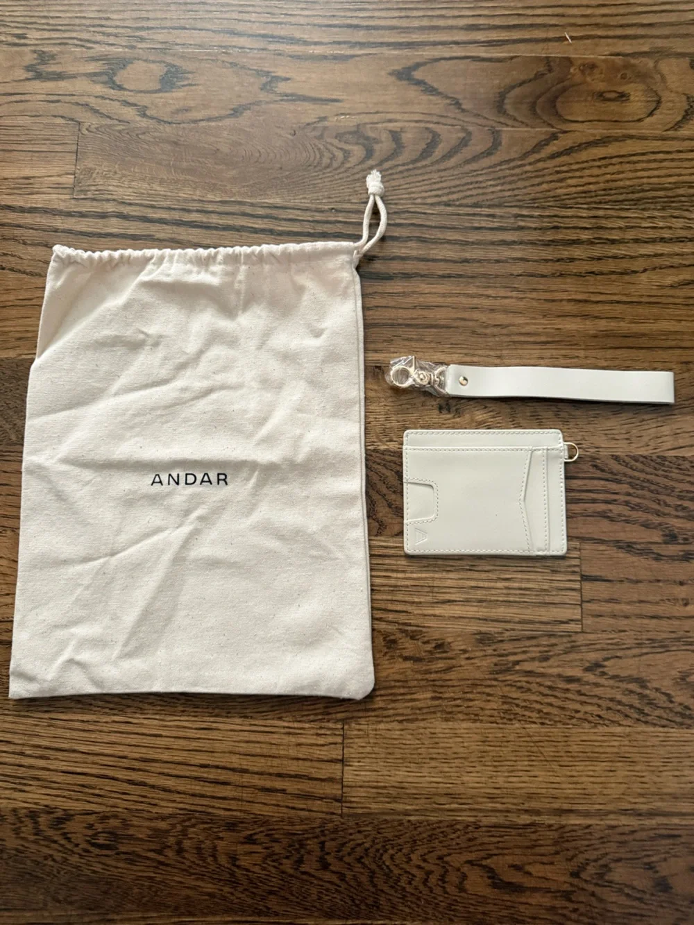 Andar White Leather Wrist Strap Card Holder